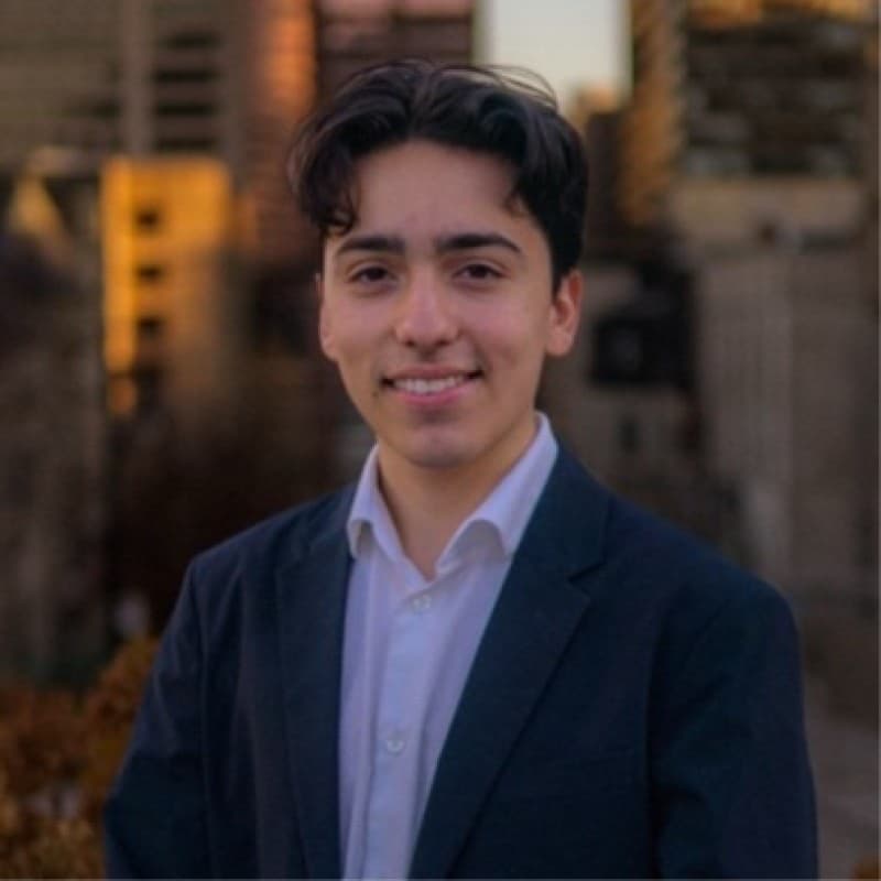 Gael González headshot